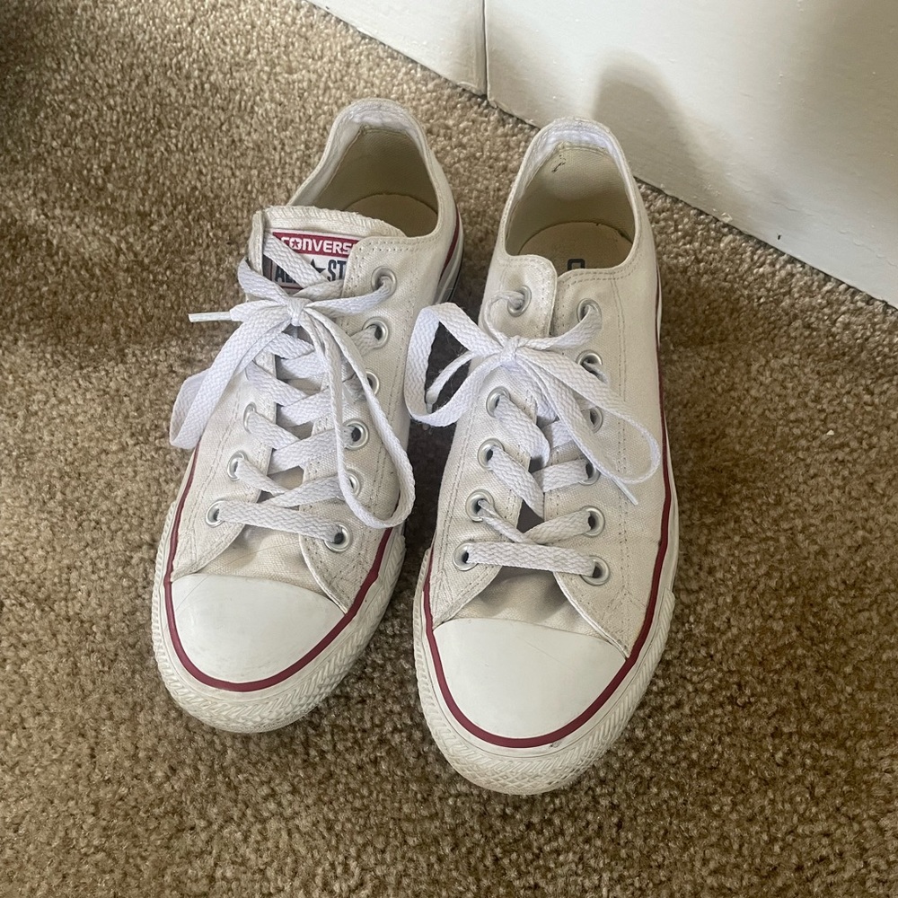 Chuck Taylor All Star - classic white converse low top women’s 7 men’s 5